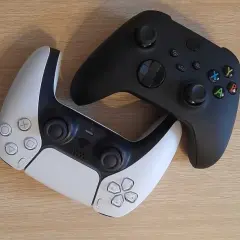 Xbox Series X czy PS5 - co wybrać? Opinie graczy na forum