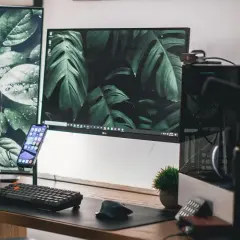 Laptop stacjonarny czy komputer biurkowy: co lepiej wybrać w 2025