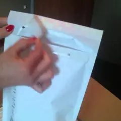 Jak wysłać kopertę bąbelkową krok po kroku: skuteczne metody pakowania