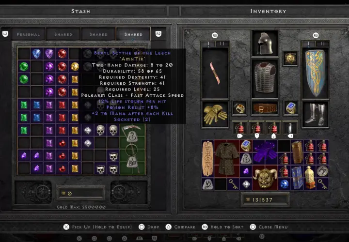 Interfejs gry Diablo 2 z ekwipunkiem, zawierający klejnoty, przedmioty i runy.