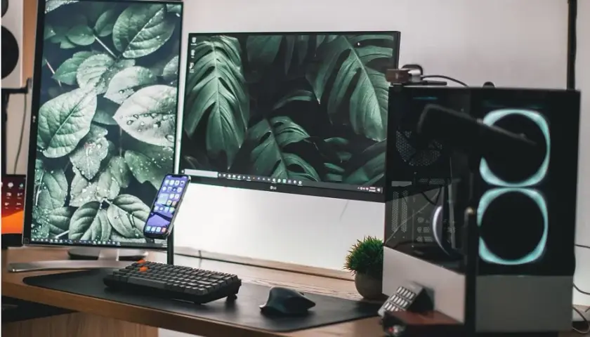 Laptop stacjonarny czy komputer biurkowy: co lepiej wybrać w 2025