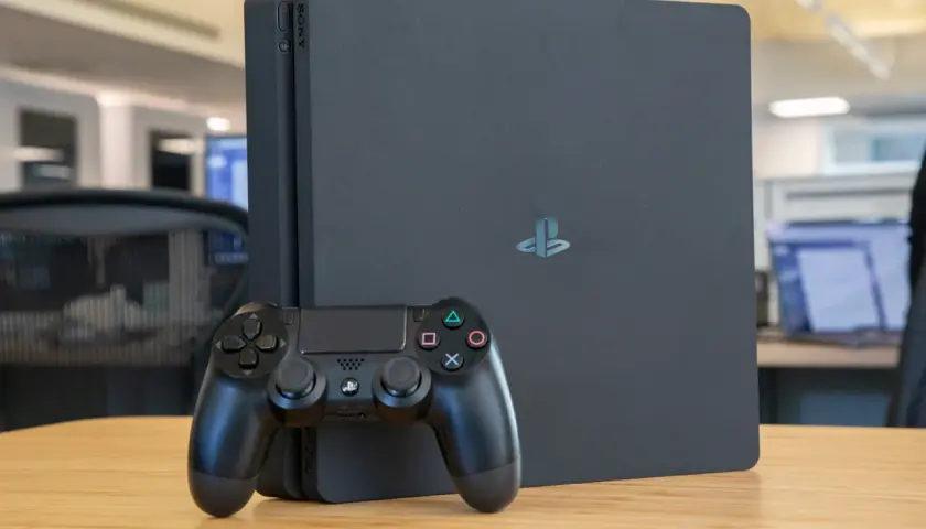 Jakie PS4 kupić w najlepszej cenie - poradnik przed zakupem konsoli