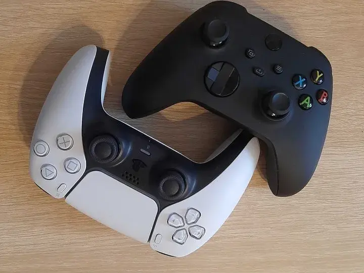 Xbox Series X czy PS5 - co wybrać? Opinie graczy na forum